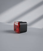 Luce posteriore intelligente ricaricabile store.pin.bike con design compatto nero e lente rossa per bicicletta