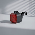 Luce posteriore intelligente ricaricabile store.pin.bike con design compatto nero e lente rossa per bicicletta