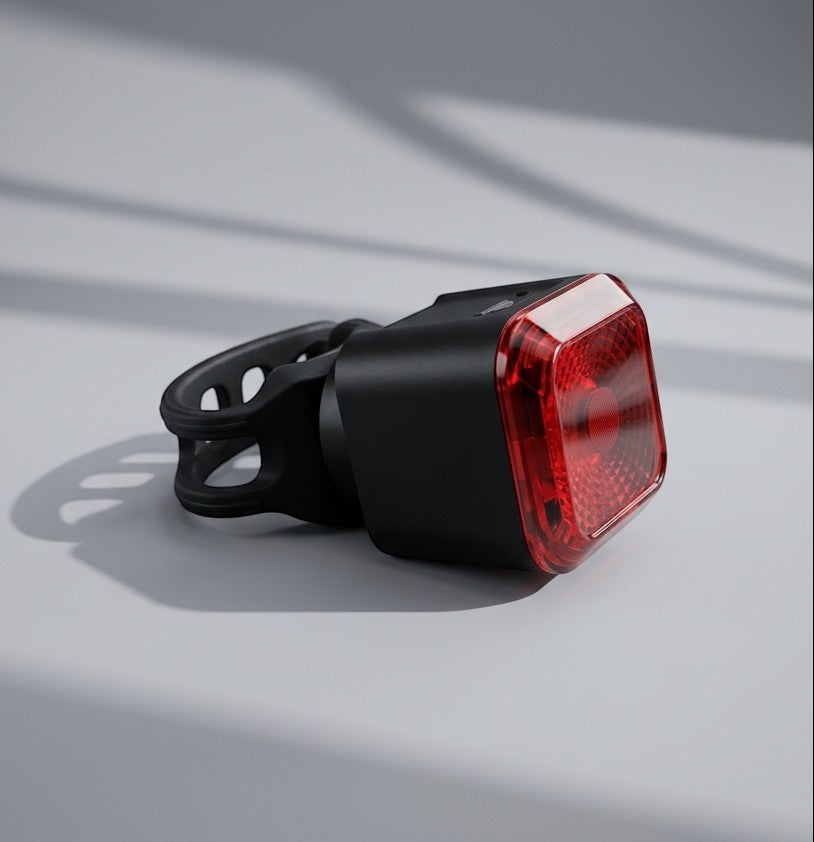 Luce posteriore ricaricabile intelligente store.pin.bike con design quadrato nero e attacco in silicone