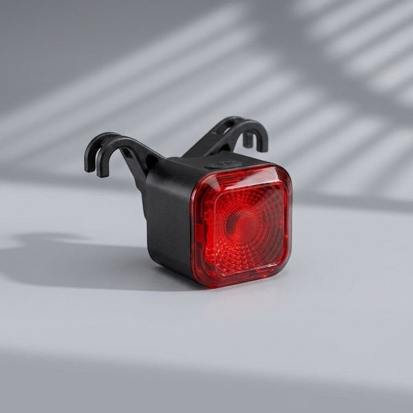 Luce posteriore ricaricabile smart store.pin.bike con sensore automatico, design compatto nero e lente rossa